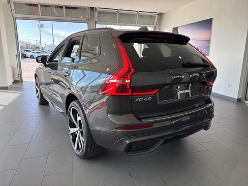 Platinum Grey Metallic 2024 Volvo XC60 B5 Ultimate Dark Theme