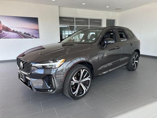 Platinum Grey Metallic 2024 Volvo XC60 B5 Ultimate Dark Theme