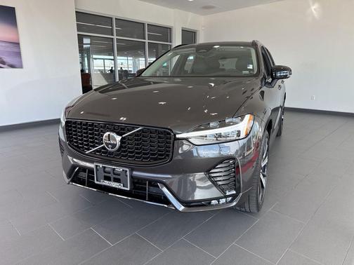 Platinum Grey Metallic 2024 Volvo XC60 B5 Ultimate Dark Theme