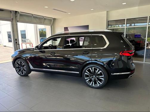 Black Sapphire Metallic 2024 BMW X7 xDrive40i