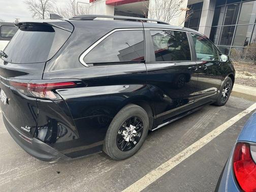 2024 Toyota Sienna LE