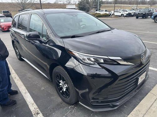 2024 Toyota Sienna LE