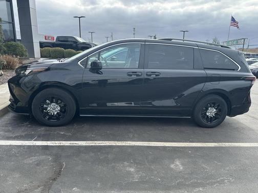 2024 Toyota Sienna LE