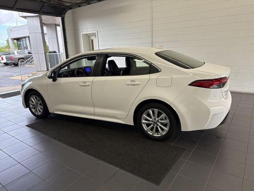 Ice Cap 2024 Toyota Corolla Hybrid XLE