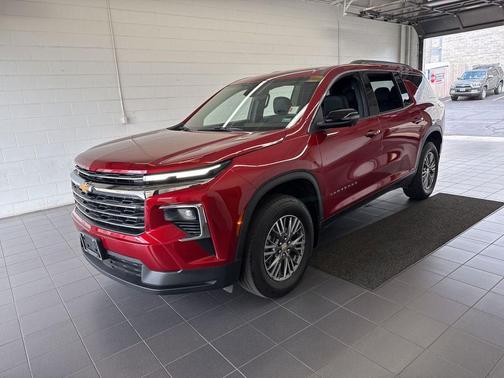 Radiant Red Tintcoat 2025 Chevrolet Traverse LT