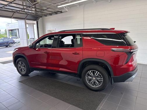 Radiant Red Tintcoat 2025 Chevrolet Traverse LT