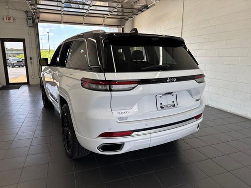Bright White Clearcoat 2022 Jeep Grand Cherokee Summit