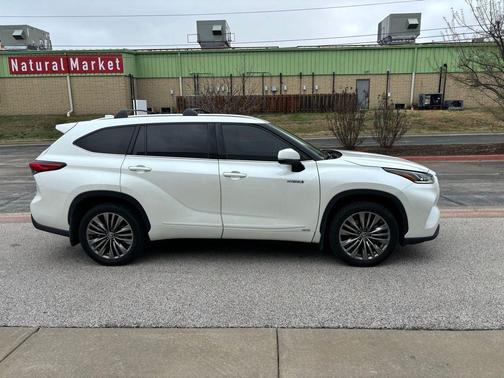 2021 Toyota Highlander Hybrid Platinum