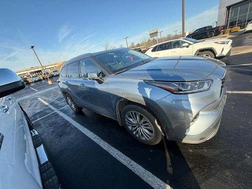 2023 Toyota Highlander Platinum
