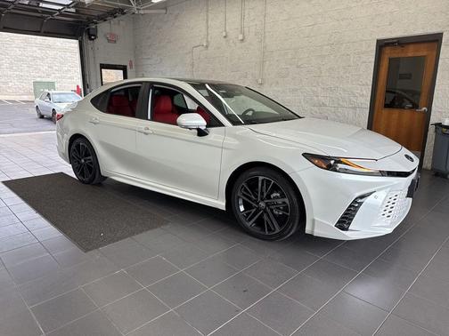 Wind Chill Pearl 2025 Toyota Camry XSE