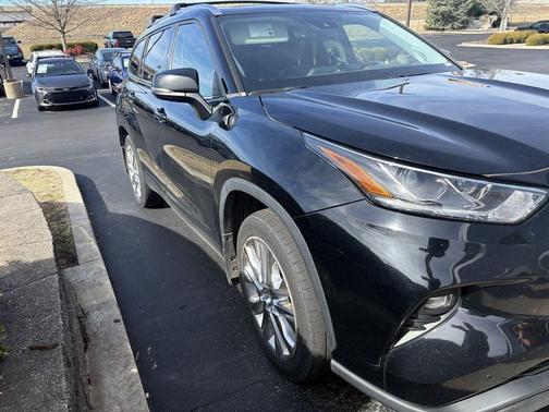 Midnight Black Metallic 2022 Toyota Highlander Limited