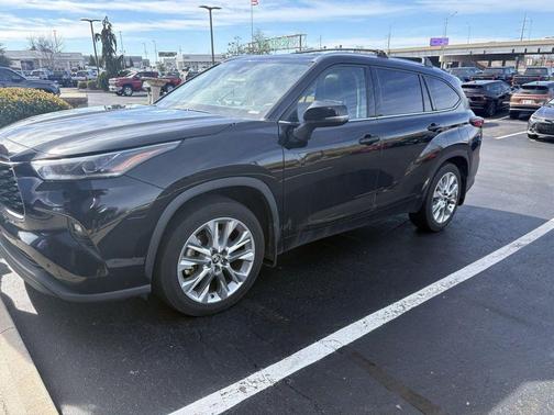 Midnight Black Metallic 2022 Toyota Highlander Limited
