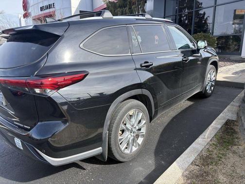 Midnight Black Metallic 2022 Toyota Highlander Limited
