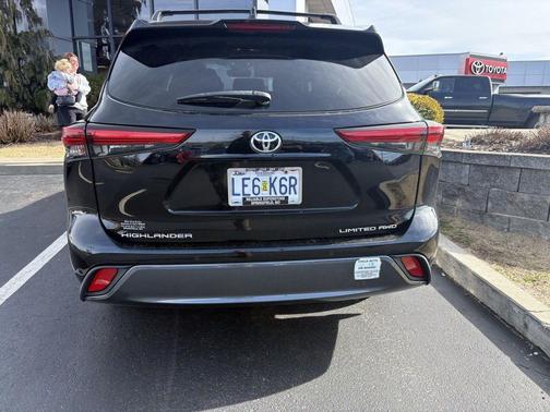 Midnight Black Metallic 2022 Toyota Highlander Limited