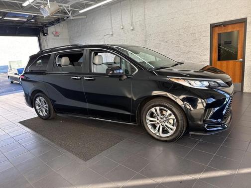 2023 Toyota Sienna XSE 7 Passenger