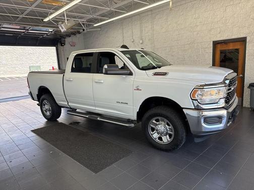 Bright White Clearcoat 2022 RAM 2500 Big Horn Crew Cab 4x4 6'4' Box
