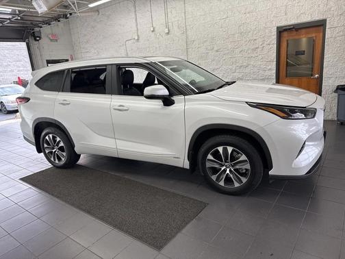 2025 Toyota Highlander Hybrid XLE