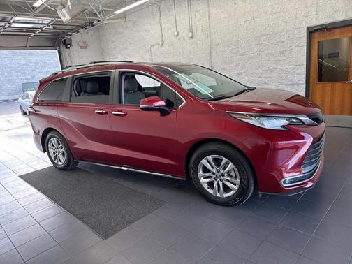 2022 Toyota Sienna Limited 7-Passenger