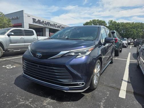 2022 Toyota Sienna Platinum 7 Passenger