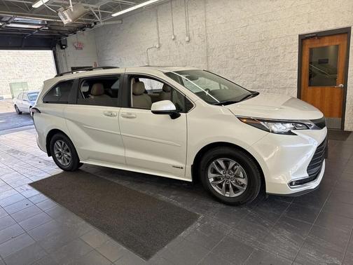 2021 Toyota Sienna XLE 7 Passenger
