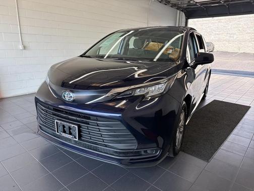 2022 Toyota Sienna LE