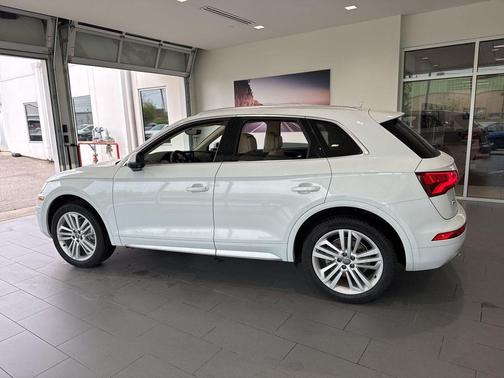 Glacier White Metallic 2020 Audi Q5 45 Premium Plus