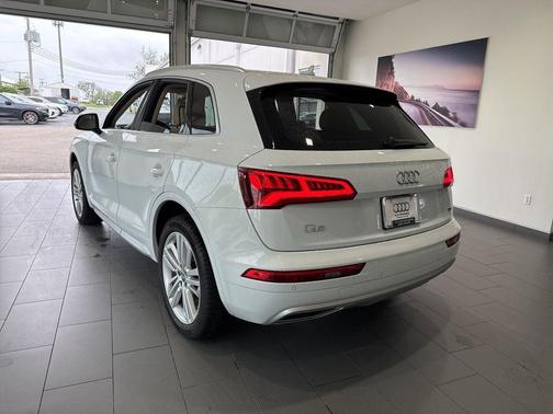 Glacier White Metallic 2020 Audi Q5 45 Premium Plus