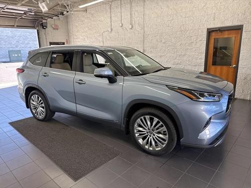 2023 Toyota Highlander Hybrid Platinum