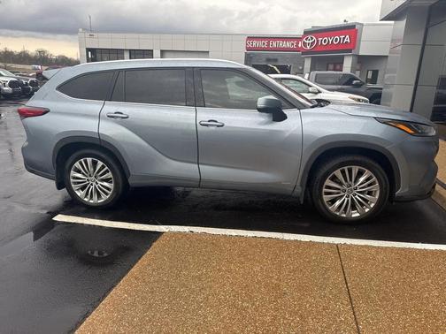 2023 Toyota Highlander Hybrid Platinum