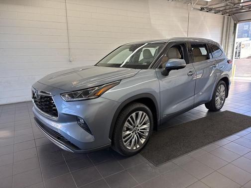 2023 Toyota Highlander Hybrid Platinum