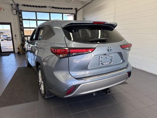 2023 Toyota Highlander Hybrid Platinum