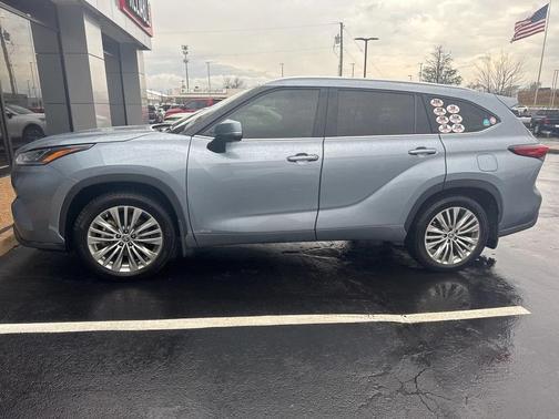 2023 Toyota Highlander Hybrid Platinum
