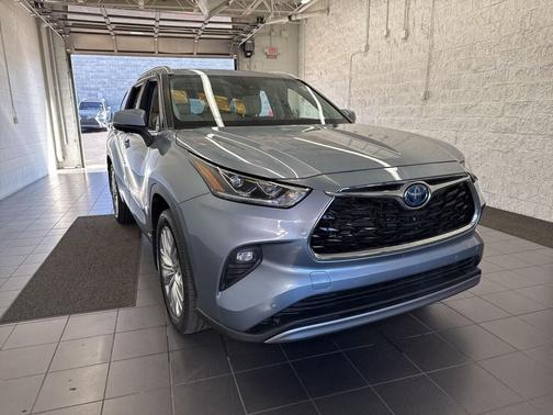 2023 Toyota Highlander Hybrid Platinum