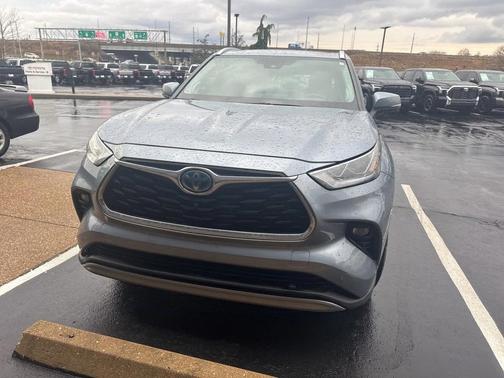 2023 Toyota Highlander Hybrid Platinum