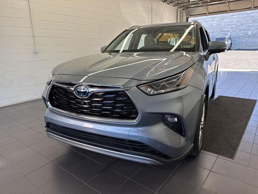 2023 Toyota Highlander Hybrid Platinum