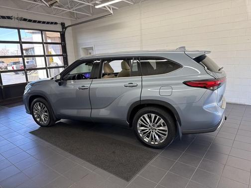 2023 Toyota Highlander Hybrid Platinum