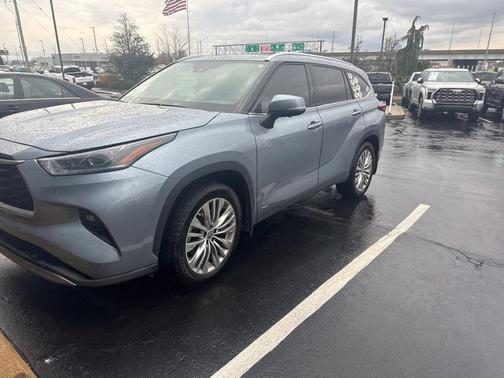 2023 Toyota Highlander Hybrid Platinum