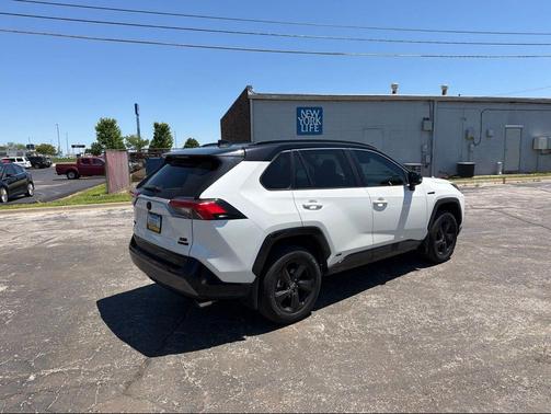 Blizzard Pearl/Midnight Black Metallic 2021 Toyota RAV4 Hybrid SE