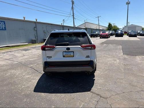 Blizzard Pearl/Midnight Black Metallic 2021 Toyota RAV4 Hybrid SE