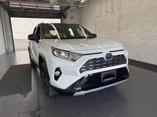 Blizzard Pearl/Midnight Black Metallic 2021 Toyota RAV4 Hybrid SE