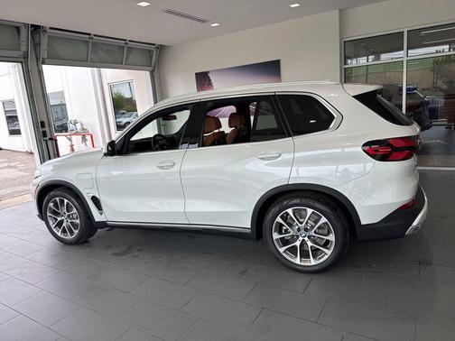 Mineral White Metallic 2026 BMW X5 PHEV xDrive50e