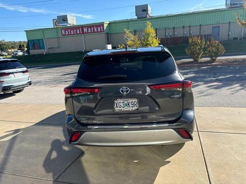 2021 Toyota Highlander Hybrid Platinum