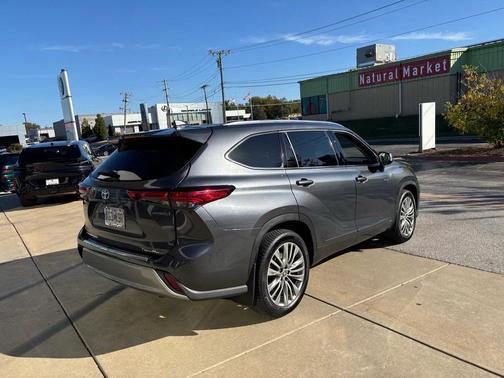 2021 Toyota Highlander Hybrid Platinum