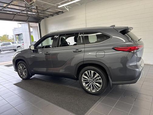 2021 Toyota Highlander Hybrid Platinum