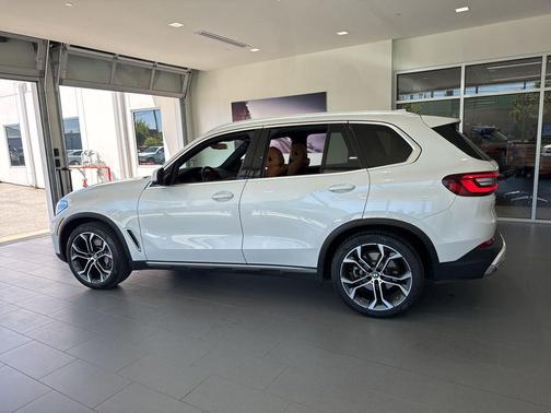 Mineral White Metallic 2023 BMW X5 xDrive40i
