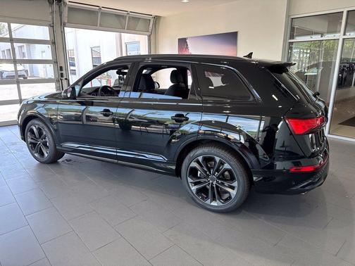 MYTHOS BLACK 2026 Audi Q7 55 Premium Plus