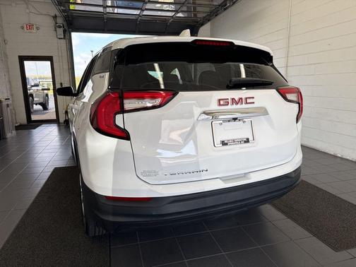 Summit White 2024 GMC Terrain SLE