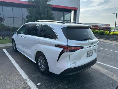 2022 Toyota Sienna XLE 7 Passenger