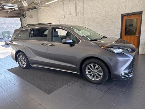 2022 Toyota Sienna XLE 8 Passenger