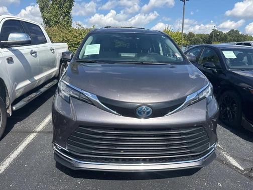 2022 Toyota Sienna XLE 8 Passenger